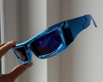 Blau verspiegelte Gläser mit blau metallic futuristischem Rahmen