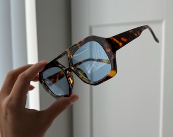 Gafas de sol extragrandes de carey con cristales tintados azules y montura de aviador.