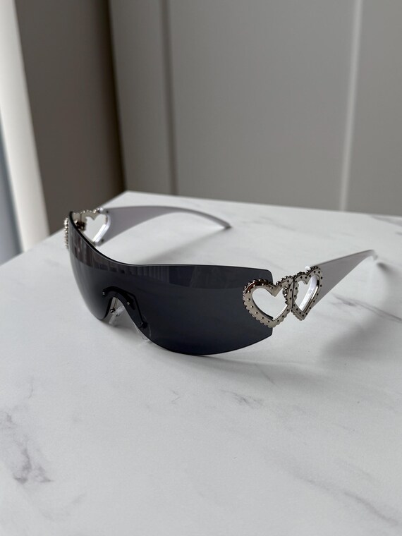Gafas de sol con marco envolvente en forma de corazón plateado y