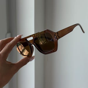 Okulary przeciwsłoneczne typu aviator w kolorze czekoladowego brązu, z brązowymi oprawkami