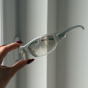 Silverfärgade solglasögon med små bågar och genomskinliga glas