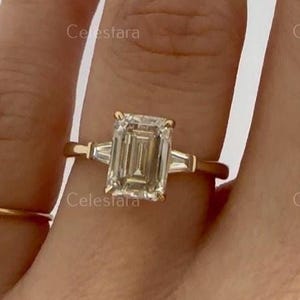 Anillo de compromiso de tres piedras con diamantes de talla esmeralda y baguettes cónicas laterales. Anillo de propuesta con diamantes cultivados en laboratorio. Regalo de aniversario para ella.