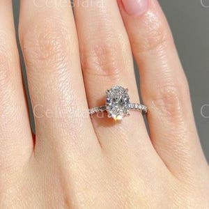 2,00 karaat E/VVS2 IGI-gecertificeerde lab-gegroeide ovale geslepen diamanten ring met zijstenen en verborgen halo verlovingsring, 18k gouden lab-diamantenring