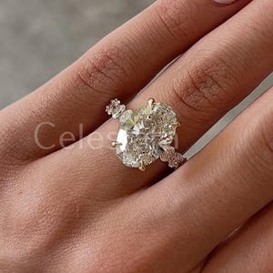 4,00 karaat E-kleur VVS2 Clarity IGI-gecertificeerde Lab Grown Ovaal geslepen diamanten verlovingsring 14 kt geelgoud, ovale diamanten aan de zijkant
