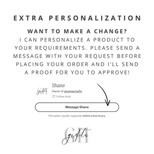 Pu&ograve; includere: Testo su sfondo bianco che recita "PERSONALIZZAZIONE EXTRA VUOI FARE UN CAMBIAMENTO? POSSO PERSONALIZZARE UN PRODOTTO IN BASE ALLE TUE ESIGENZE. PER FAVORE, INVIA UN MESSAGGIO CON LA TUA RICHIESTA PRIMA DI EFFETTUARE IL TUO ORDINE E TI MANDER&Ograve; UNA BOZZA PER LA TUA APPROVAZIONE!"  Sotto il testo c'&egrave; un'illustrazione in bianco e nero di un logo di negozio con il testo "gifts" e il nome "Shane" con il testo "Owner of glowheartgifts" e "Follow shop". Sotto c'&egrave; un pulsante che dice "Message Shane" e il testo "This seller usually responds within a few hours."