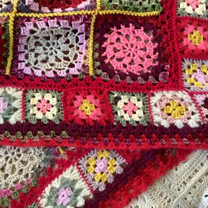 Couverture granny square crochetée à la main – 120 × 120 cm