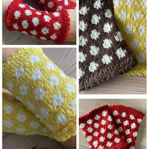 Puede incluir: Una variedad de calentadores de muñeca tejidos en rojo, marrón y amarillo, cada uno con lunares blancos. Los bordes tienen un diseño festoneado. Estos accesorios acogedores son ideales para añadir un toque artesanal a cualquier atuendo.