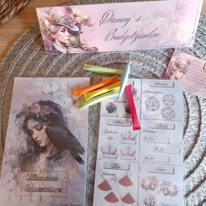 Könnte beinhalten: Eine rosa und weiße Karte mit dem Text "Danny's Budgetzauber" und einer Grafik einer Frau mit Hut. Die Karte ist in Abschnitte mit verschiedenen Monaten des Jahres und Aktivitäten unterteilt, die jeden Monat durchgeführt werden können. Die Karte liegt auf einer gewebten Oberfläche.