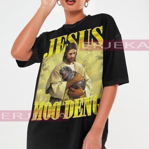 Camiseta con el meme de hipopótamo bebé lindo con el cerdito saltarín Jesús ama a Moo Deng, camiseta, sudadera, sudadera con capucha de Moo Deng