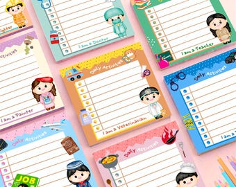 Puede incluir: Un conjunto de ocho blocs de notas cuadrados con temas de carreras, cada uno con una ilustración de una profesión diferente, como médico, maestro y pintor. Los blocs de notas tienen una sección con líneas para actividades diarias, 7.6 x 7.6 cm.