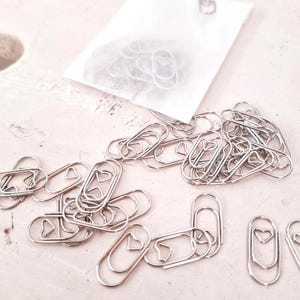 100 trombones argentés avec un petit cœur à l'intérieur - pinces métalliques - pinces à reliure - fournitures de mariage - fournitures de cartes pour bébé