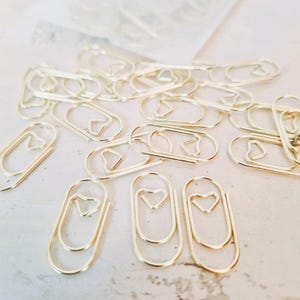 100 stuks paperclips goud met klein hartje erin, metalen clips, Binderclips, Trouw benodigdheden, baby kaarten benodigdheden, 2 x 1 cm