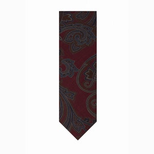 Burgundy tie with expressive flowers pattern made of printed Italian wool