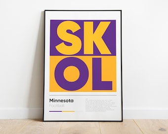 Può includere: Un poster incorniciato con una cornice nera e uno sfondo bianco. Il poster presenta la parola "SKOL" in grandi lettere gialle e in grassetto su uno sfondo viola. Il testo "Minnesota Football" è stampato in nero nella parte inferiore del poster.