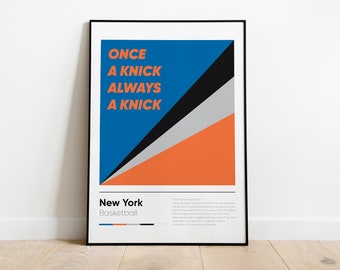 Pode incluir: Um pôster emoldurado com um design geométrico azul, preto, cinza e laranja. O pôster diz "Once a Knick Always a Knick" e "New York Basketball".