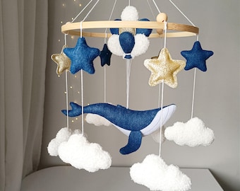 Móvil de fieltro con forma de ballena para bebé, decoración oceánica para cuna, nubes y estrellas.