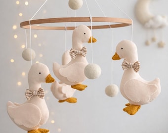 Mobile per neonati a forma di oca neutra, mobile per culla a forma di anatra, arredamento beige per la cameretta dei bambini