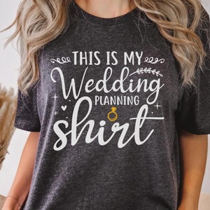 これは私の結婚式の計画シャツ、婚約発表シャツ、ウェディングプランナーへの贈り物、ミスからミセスへのスウェットシャツ、婚約時代の婚約者