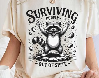 Camiseta de mapache "Sobreviviendo por puro rencor", divertida camiseta para amantes de los mapaches y zarigüeyas, camiseta sarcástica con meme de mapache para mujer.