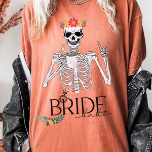 面白い花嫁シャツ、花嫁はコーヒーが必要 コンフォートカラー Tシャツ、花嫁時代 Tシャツ、花嫁へのギフト、未来の花嫁 2025、花嫁の可愛いシャツ