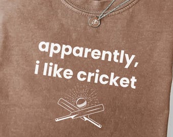 Camiseta Comfort Colors® "Al parecer me gusta el críquet" / Camiseta de jugador de críquet / Camiseta para el día del partido de la temporada de críquet / Regalo para mamá deportista / Regalo de Navidad