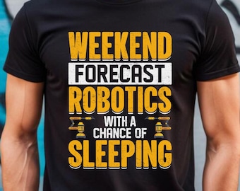 Könnte beinhalten: Schwarzes T-Shirt mit dem Text "WEEKEND FORECAST ROBOTICS WITH A CHANCE OF SLEEPING" in Gelb und Weiß. Das Shirt zeigt eine Grafik von Robotern. Das Shirt ist kurzärmelig.