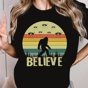 Bigfoot Alien Christmas Shirt,Retro Sunset Bigfoot And Alien Shirt,BigFoot Christmas Shirt,Bigfoot Merry Tee,Sasquatch Bigfoot Lover Tee