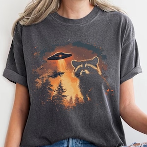 Funny Raccoon Selfie Shirt,Comfort Colors UFO Racoon Shirt,Hilarious Racoon,Raccoon Ufo Funny Graphic T Shirt,Vintage Style Raccon Meme Tee