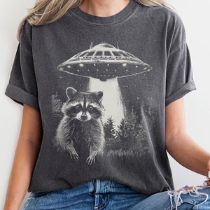 Funny Raccoon Selfie Shirt,Comfort Colors UFO Racoon Shirt,Hilarious Racoon,Raccoon Ufo Funny Graphic T Shirt,Vintage Style Raccon Meme Tee