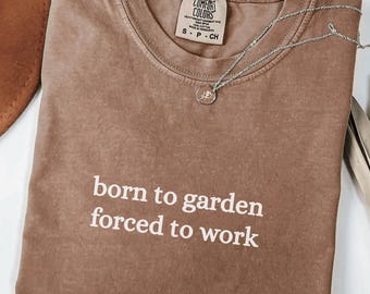Grappig tuinieren Comfort Colors®-shirt, Born to Garden gedwongen om te werken T-shirt plantenliefhebber plant moeder T-shirt plant vader shirt, cadeau tuinliefhebber