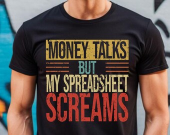 Könnte beinhalten: Schwarzes T-Shirt mit einem Vintage-Grafikdruck, auf dem "Money Talks But My Spreadsheet Screams" steht.