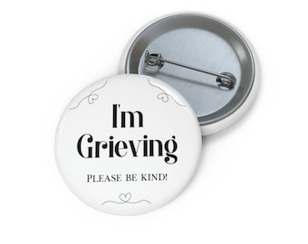 I'm Grieving Badge/Pin/Button - Wit | Rouwbewustzijn, verlies, rouw, steun, mededogen, empathie, troost, grenzen, herdenkingscadeau