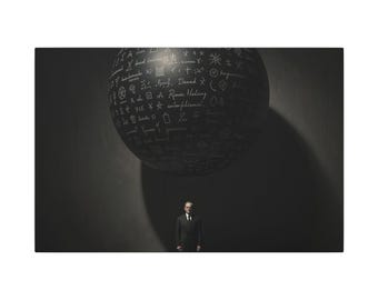 Hombre bajo una lona de esfera suspendida
