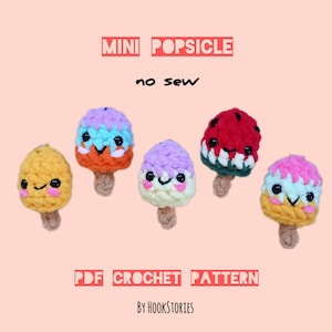 Könnte beinhalten: Fünf gehäkelte Mini-Eis am Stiel Amigurumi-Spielzeuge. Die Eis am Stiel sind in verschiedenen Farben und Designs, darunter Gelb, Orange, Lila, Rot und Pink. Der Text "MINI POPSICLE no sew PDF CROCHET PATTERN BY HOOKSTORIES" befindet sich oben im Bild.