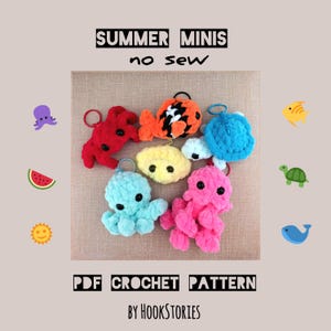 Op de afbeelding: Een verzameling gehaakte sleutelhangers in de vorm van zeedieren in heldere kleuren, waaronder een octopus, een krab, een vis en een kwal. De tekst luidt "SUMMER MINIS no sew" en "PDF CROCHET PATTERN BY HOOKSTORIES".