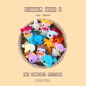 Peut inclure: Une collection de petits jouets en peluche crochetés et colorés dans un panier tressé. Le texte indique : SUMMER MINIS 2, no sew, PDF CROCHET PATTERN, BY HOOKSTORIES. Les peluches représentent diverses créatures marines dans des tons rose, bleu, orange et jaune.