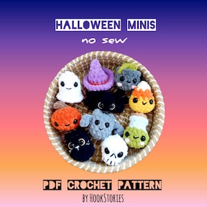 Puede incluir: Una colección de mini figuras de ganchillo hechas a mano con temática de Halloween, que incluyen un fantasma, un sombrero de bruja, una araña, una calabaza, un gato, una calavera y un caramelo de maíz, dispuestas en una cesta tejida. Se muestra el texto "HALLOWEEN MINIS no sew" y "PDF CROCHET PATTERN BY HOOKSTORIES".