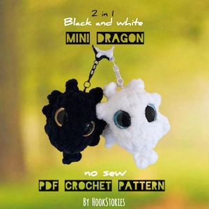 Puede incluir: Un patrón de crochet de mini dragones en blanco y negro. El dragón negro tiene ojos dorados y el dragón blanco tiene ojos azules. El texto de la imagen dice "2 en 1 Blanco y negro MINI DRAGON sin coser PDF PATRÓN DE CROCHET BY HOOKSTORIES."