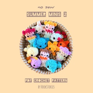 Op de afbeelding: Een verzameling kleurrijke, gehaakte mini-zomerspeeltjes, waaronder vissen en andere zeedieren, gerangschikt in een geweven mand. De tekst "no sew SUMMER MINIS 2" en "PDF CROCHET PATTERN BY HOOKSTORIES" zijn zichtbaar.