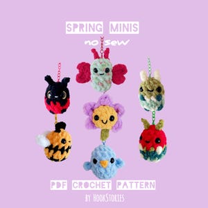 Pode incluir: Uma coleção de mini ornamentos de primavera de crochê feitos à mão, incluindo uma joaninha, uma borboleta, uma flor, uma abelha, um pássaro e uma criatura vermelha semelhante a uma maçã. O texto "SPRING MINIS no sew" e "PDF CROCHET PATTERN BY HOOKSTORIES".