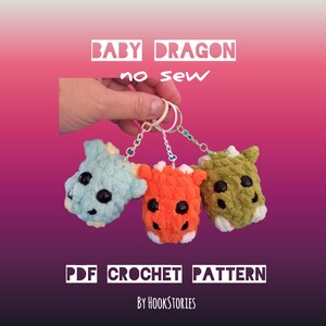 Pode incluir: Três chaveiros de dragão de crochê em azul, laranja e verde, cada um com olhos pretos e detalhes brancos. Os chaveiros estão presos a um chaveiro. O texto na imagem diz "BABY DRAGON no sew" e "PDF CROCHET PATTERN by HookStories."