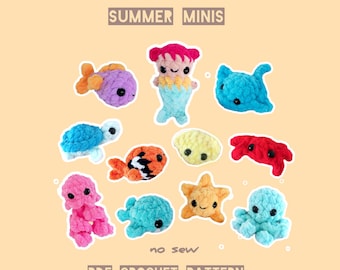 Puede incluir: Una colección de criaturas marinas de ganchillo de colores, incluyendo una sirena, peces, una tortuga, un cangrejo y un pulpo. La imagen tiene el texto "Summer Minis" y "PDF Crochet Pattern by Hookstories". Los animales son azules, rosas, naranjas y amarillos.