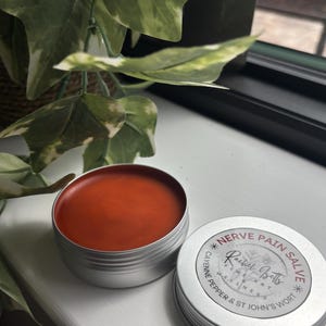 Wärmende Kräutersalbe 2 Unzen | Cayenne & Johanniskraut | Nervenstütze | Tröstender botanischer Balsam | Handgefertigt in kleinen Serien