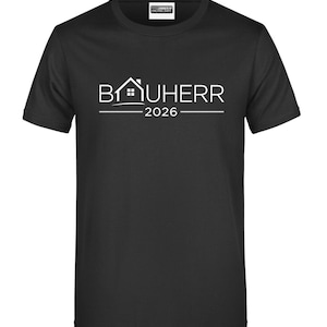 Könnte beinhalten: Schwarzes Rundhals-T-Shirt mit weißem Text und einem Haus-Grafik. Der Text lautet "BAUHERR 2026" in einer modernen Schriftart. Das T-Shirt besteht aus einem weichen Material und ist für den Alltag geeignet.
