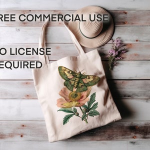 Pu&ograve; includere: Una borsa tote bianca con un design di farfalla verde e marrone e un fiore rosa. Il testo "FREE COMMERCIAL USE NO LICENSE REQUIRED" &egrave; stampato sulla borsa.