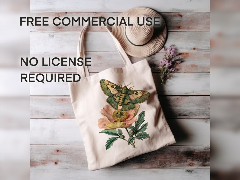 Pu&ograve; includere: Una borsa tote bianca con un design di farfalla verde e marrone e un fiore rosa. Il testo "FREE COMMERCIAL USE NO LICENSE REQUIRED" &egrave; stampato sulla borsa.