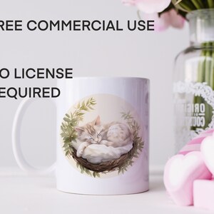 Puede incluir: Taza de cer&aacute;mica blanca con un gr&aacute;fico de un gatito durmiendo en un nido de p&aacute;jaro. El texto "FREE COMMERCIAL USE NO LICENSE REQUIRED" est&aacute; impreso en la taza.