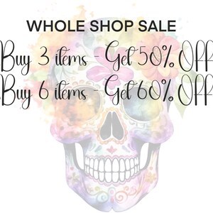 Puede incluir: Una ilustraci&oacute;n acuarela colorida de una calavera de az&uacute;car con flores. El texto "WHOLE SHOP SALE" est&aacute; en la parte superior de la imagen. El texto "Buy 3 items - Get 50% OFF" y "Buy 6 items - Get 60% OFF" est&aacute; debajo de la calavera.