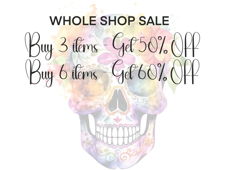 Puede incluir: Una ilustraci&oacute;n acuarela colorida de una calavera de az&uacute;car con flores. El texto "WHOLE SHOP SALE" est&aacute; en la parte superior de la imagen. El texto "Buy 3 items - Get 50% OFF" y "Buy 6 items - Get 60% OFF" est&aacute; debajo de la calavera.