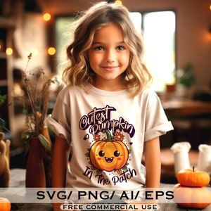 Op de afbeelding: Een jong meisje draagt een wit T-shirt met een schattig pompoenontwerp en de tekst "Cutest Pumpkin in the Patch".